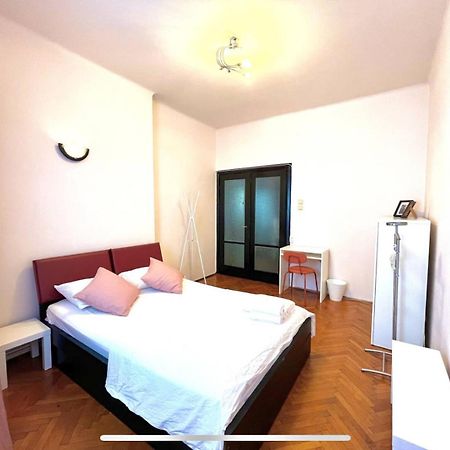 Downtown Unirii Square Private Economy Rooms With Shared Amenities Bucarest Exterior foto