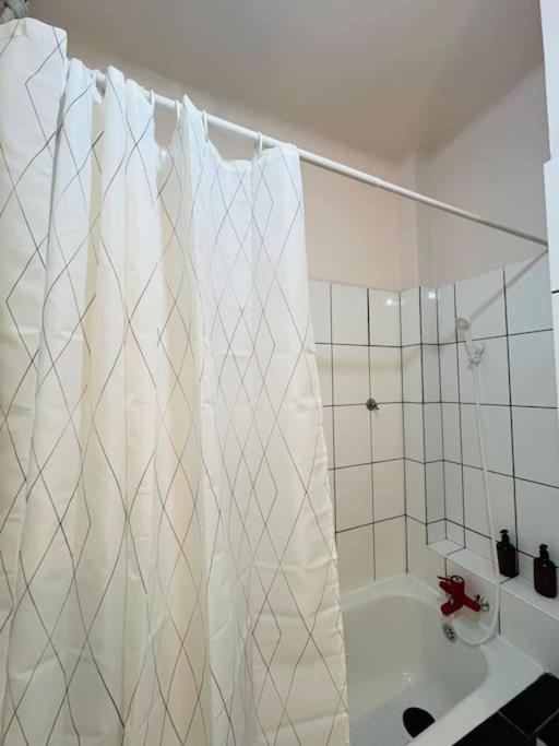 Downtown Unirii Square Private Economy Rooms With Shared Amenities Bucarest Exterior foto