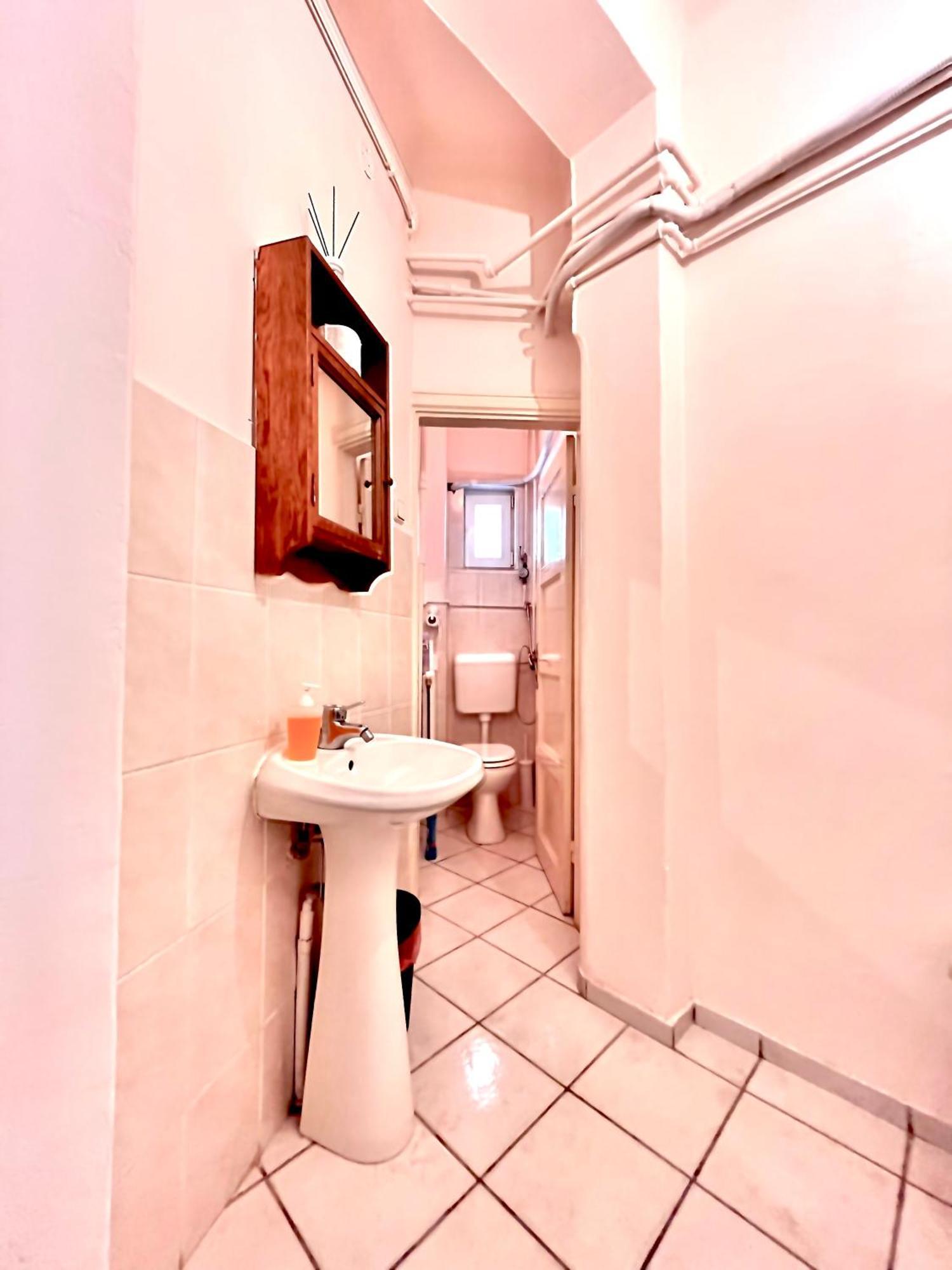 Downtown Unirii Square Private Economy Rooms With Shared Amenities Bucarest Exterior foto