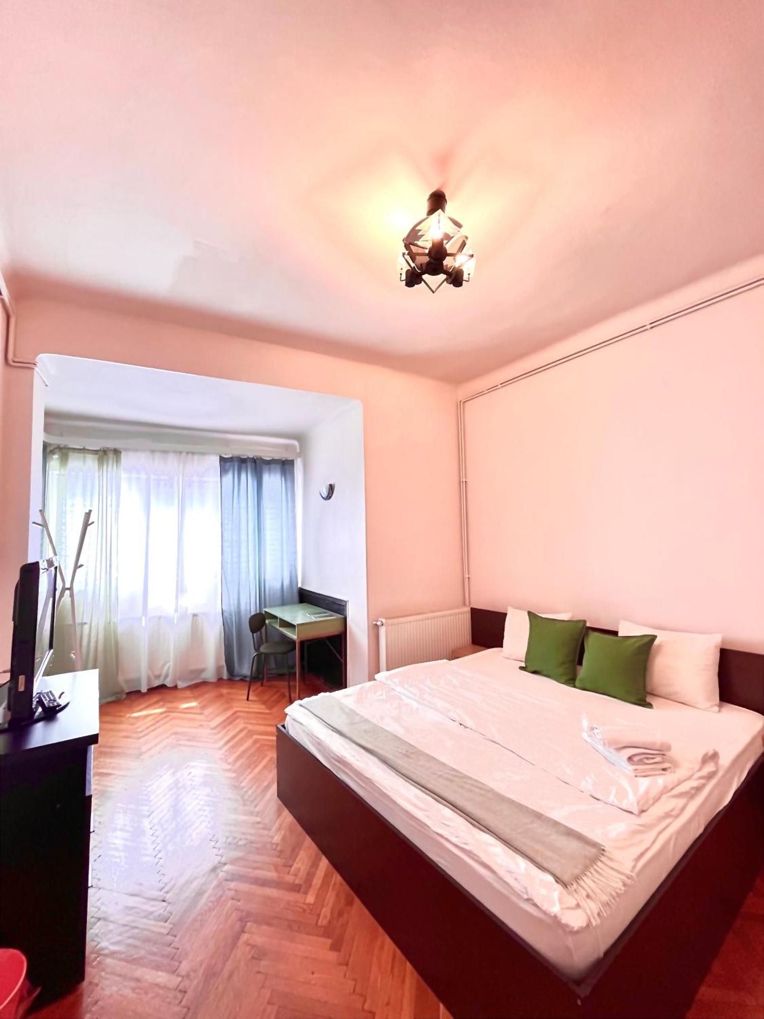 Downtown Unirii Square Private Economy Rooms With Shared Amenities Bucarest Exterior foto